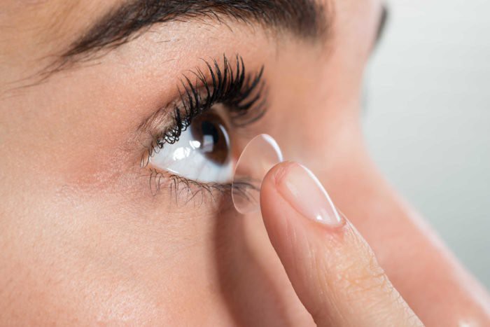 Phải làm gì khi kính áp tròng bị kẹt trong mắt? 1