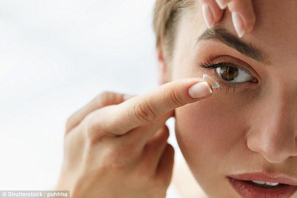Phải làm gì khi kính áp tròng bị kẹt trong mắt?