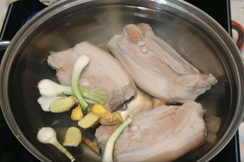 Loại bỏ mùi hôi của thịt lợn bằng cách trần qua nước sôi hoặc dùng rượu trắng