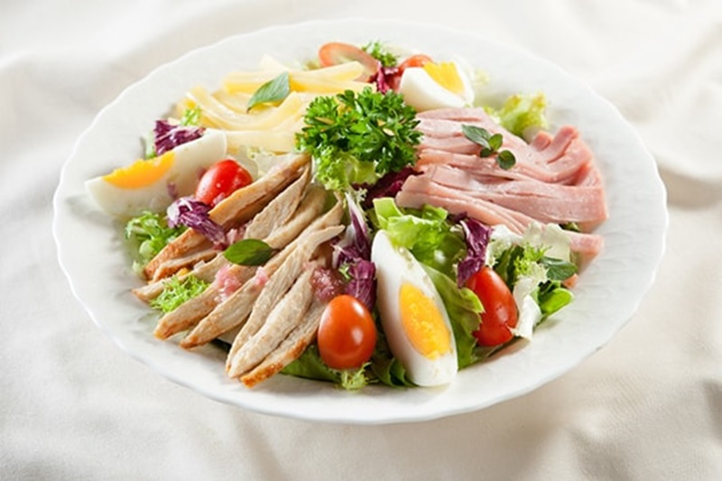Salad ức gà dành cho người ăn eat clean